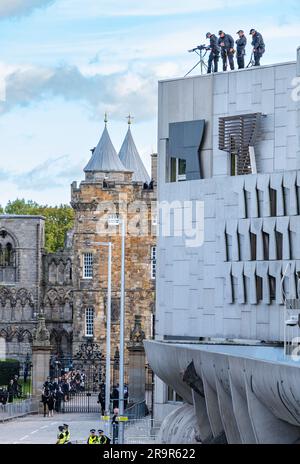 La police assure la sécurité au Parlement écossais à la procession de la Reine Elizabeth Coffin, Royal Mile, Édimbourg, Écosse, Royaume-Uni Banque D'Images