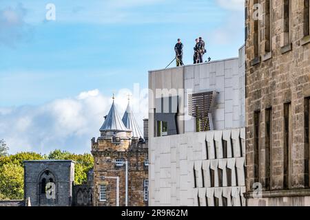 La police assure la sécurité au Parlement écossais à la procession de la Reine Elizabeth Coffin, Royal Mile, Édimbourg, Écosse, Royaume-Uni Banque D'Images