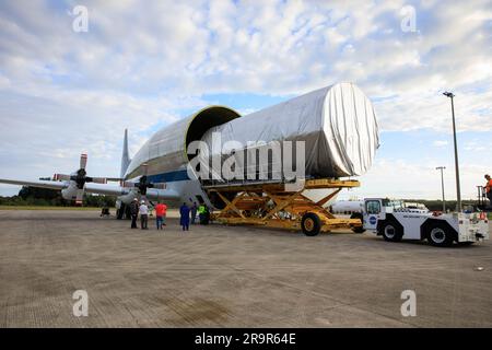 Transfert MPLM vers Super GuppY. Le module de logistique polyvalent (MPLM), utilisé pendant le programme de la navette spatiale pour transférer du fret à destination et en provenance de la Station spatiale internationale, est chargé dans l'avion Super GuppY de la NASA à la piste de l'installation de lancement et d'atterrissage au Centre spatial Kennedy, en Floride, sur 25 avril 2023. Le MPLM sera transporté à Ellington Field, à Houston, où il sera ensuite transporté par route jusqu’à l’installation d’Axiom près d’Ellington, afin d’être utilisé pour poursuivre la commercialisation de l’espace. Trois MPLM ont été construits par Thales Alenia Space Italia (TASI) pour l'Agence spatiale italienne (ASI) A. Banque D'Images