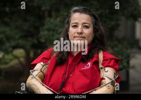 Dana Bolles Portrait. « Il y a beaucoup de choses que je peux faire que d'autres personnes qui sont « capables » ne peuvent pas faire. Par exemple, j'étais à Costco, et ils n'avaient pas encore ouvert les portes, donc nous avons tous attendu dehors (clients Costco, gotta les aime. Chaque jour est le Vendredi fou). Quoi qu'il en soit, je suis assis là à la porte en attendant d'entrer. Le gardien de sécurité essayait de séparer ces deux chariots à plateau, et je lui ai demandé, et j'étais sincère quand j'ai dit ceci, je vais, « voulez-vous de l'aide ? » [Il dit] «Oh, hahaha non, non» Et cela me rend vraiment fou. « Neuf fois sur dix, quand j'offre mon aide, c'est la réponse. Nu Banque D'Images