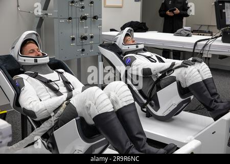 Les astronautes SpaceX Crew-6 de la NASA, dont Stephen Bowen et Warren Hoburg, ont mené une répétition à sec le 23 février 2023, au Kennedy Space Center pour préparer le lancement vers la Station spatiale internationale à bord de Crew Dragon Endeavour sur un Falcon 9, prévu pour le 27 février 2023, à partir du Launch Complex 39A dans le cadre du programme commercial Crew Program. Banque D'Images