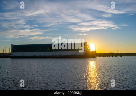 . Les équipes du centre de montage Michoud de la NASA à la Nouvelle-Orléans déplacent le matériel de vol de la section des moteurs à la barge Pegasus de l'agence, le dimanche 4 décembre. La barge traversera la section moteur de la fusée SLS (Space Launch System) de la NASA pour Artemis III au Kennedy Space Center de l’agence en Floride. Une fois sur place, les équipes de Kennedy termineront la mise en place de la section des moteurs, qui comprend la queue du noyau de 212 mètres de haut de la fusée, avant de l’intégrer au reste de la scène. À partir de la production d'Artemis III, la NASA et l'entrepreneur principal Boeing utiliseront Michoud, où le SL Banque D'Images