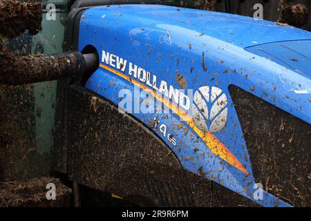 Un tracteur New Holland photographié à Chichester, West Sussex, Royaume-Uni. Banque D'Images