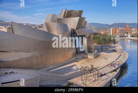 Espagne, pays Basque, Bilbao, Musée Guggenheim vu de Puente de la Salve. Banque D'Images