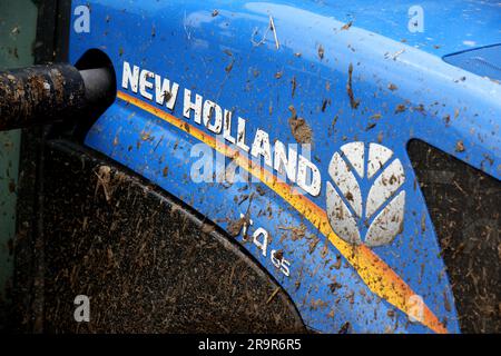 Un tracteur New Holland photographié à Chichester, West Sussex, Royaume-Uni. Banque D'Images