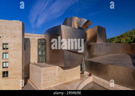 Espagne, pays Basque, Bilbao, arrière du musée Guggenheim vu de Puente de la Salve. Banque D'Images