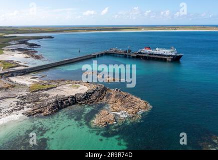 Le Calédonian MacBrayne ferry les quais de Clansman à Tiree, dans les Hébrides naviguant jusqu'à Oban, en Écosse. Banque D'Images