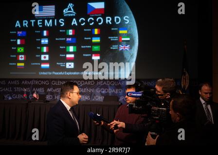 République tchèque Signature des accords Artémis. Le ministre des Affaires étrangères de la République tchèque, Jan Lipavský, s'adresse aux médias après la signature des accords Artémis, mercredi, 3 mai 2023, au siège de la NASA Mary W. Jackson à Washington. La République tchèque est le vingt-quatrième pays à signer les accords d'Artemis, qui établissent un ensemble de principes pratiques pour guider la coopération en matière d'exploration spatiale entre les pays participant au programme Artemis de la NASA. Banque D'Images