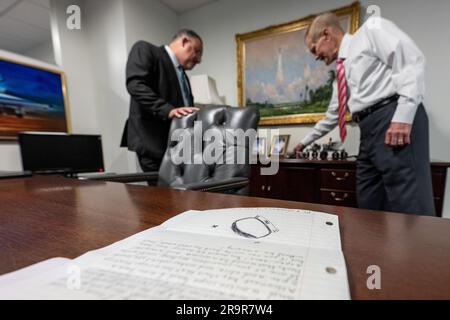 Une lettre d'étudiant a été présentée lors d'une réunion avec l'administrateur de la NASA Bill Nelson et le secrétaire à l'éducation Miguel Cardona au siège de la NASA Mary W. Jackson à Washington le 24 mai 2023, avant de signer un protocole d'entente pour renforcer l'éducation EN STIM. Banque D'Images