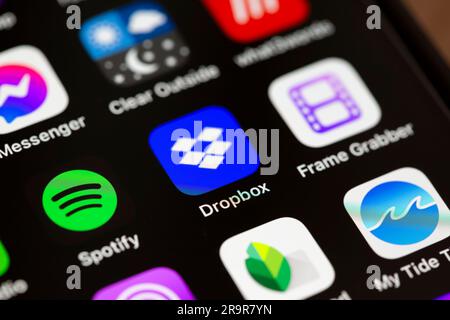 Gros plan de l'icône de l'application Dropbox sur l'écran d'un smartphone Apple. Banque D'Images