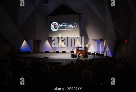 Célébration du 17 50th anniversaire d'Apollo. L'administrateur adjoint de la NASA, PAM Melroy, prononce un discours lors d'un événement célébrant le 50th anniversaire de la mission Apollo 17, le mercredi 14 décembre 2022, aux National Academies of Science à Washington. L'équipage de trois astronautes d'Apollo 17 - le commandant Eugene Cernan, le pilote de module lunaire Harrison Schmitt et le pilote de module de commandement Ronald Evans, ont entrepris la dernière mission du programme Apollo pour faire atterrir des humains sur la Lune en décembre 1972. Cernan et Schmitt ont passé trois jours sur la surface lunaire pour recueillir des échantillons et réaliser des expériences scientifiques Banque D'Images