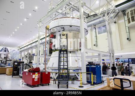 Appareil sous pression Artemis IV et module de service européen Artemis II. Le module de service européen pour la mission Artemis II est photographié à l’intérieur du bâtiment Neil Armstrong Operations and Checkout du Kennedy Space Center de la NASA, en Floride, le 21 février 2023. Artemis II sera le premier essai en vol à bord de la fusée Space Launch System et de l'engin spatial Orion. Le module d'entretien fournira la puissance nécessaire pour propulser Orion sur un voyage autour de la Lune, y compris la capacité de manœuvre dans l'espace et d'autres marchandises nécessaires pour soutenir l'équipage pendant la durée de la mission. Banque D'Images