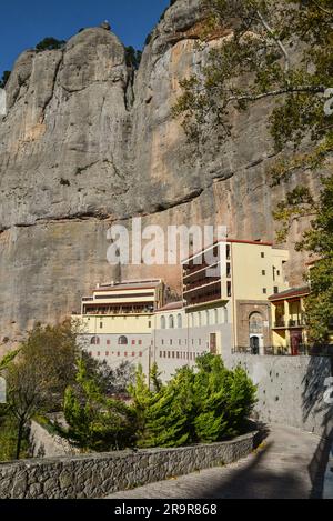 Vue sur le monastère de Mega Spilaio (la Grande Caverne). Kalavryta Grèce Banque D'Images