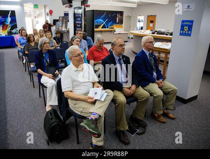 Le Kennedy Space Center a honoré les nouveaux intronisés au mur des chroniqueurs du NASA News Center le 1er mai 2023. Mark Kramer, Bob Granath et Red Huber ont été reconnus pour leur contribution aux nouvelles et aux communications, couvrant l'exploration spatiale américaine depuis Kennedy pendant 10 ans ou plus. Ils rejoignent 79 chroniqueurs Kennedy précédents dont les noms sont affichés dans le Bull Pen, le centre où les médias se rassemblent pour rechercher et déposer des histoires de lancement. Banque D'Images