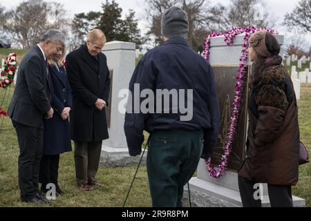 L'administrateur de la NASA Bill Nelson et les représentants de la famille des astronautes ont observé un moment de silence au Memorial Columbia de la navette spatiale pendant la Journée du souvenir de la NASA le 26 janvier 2023, au cimetière national d'Arlington. Banque D'Images