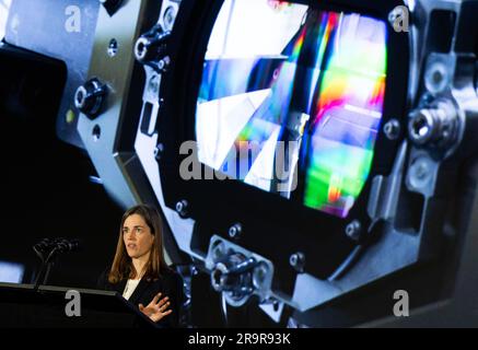 Caroline Nowlan, de Harvard & Smithsonian, décrit l’instrument TEMPO de la NASA qui mesurera la pollution atmosphérique horaire au-dessus de l’Amérique du Nord, de Mexico aux sables bitumineux canadiens, et de l’autre côté de l’Atlantique au Pacifique, à partir d’un satellite géostationnaire commercial. Banque D'Images