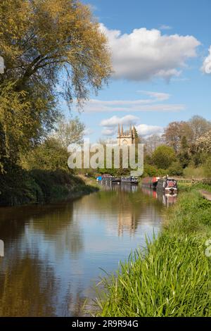 L'église Saint-Laurent à côté du canal Kennet et Avon avec des bateaux étroits amarrés à côté, Hungerford, Berkshire, Angleterre, Royaume-Uni, Europe Banque D'Images