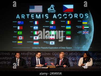 République tchèque Signature des accords Artémis. Miloslav Stašek, Ambassadeur de la République tchèque aux États-Unis, à gauche, Ministre des affaires étrangères de la République tchèque, Jan Lipavský, deuxième de gauche, Administrateur de la NASA, Bill Nelson, deuxième de droite, Et Jennifer R. Littlejohn, Secrétaire d'État adjointe par intérim aux océans et aux affaires environnementales et scientifiques internationales, à droite, sont vues à la suite de la signature des accords Artemis par la République tchèque, mercredi, 3 mai 2023, au siège de la NASA Mary W. Jackson, à Washington DC. La République tchèque est le vingt-quatrième pays Banque D'Images