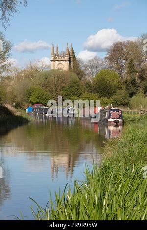 L'église Saint-Laurent à côté du canal Kennet et Avon avec des bateaux étroits amarrés à côté, Hungerford, Berkshire, Angleterre, Royaume-Uni, Europe Banque D'Images