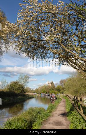 L'église Saint-Laurent à côté du canal Kennet et Avon avec des bateaux étroits amarrés à côté, Hungerford, Berkshire, Angleterre, Royaume-Uni, Europe Banque D'Images