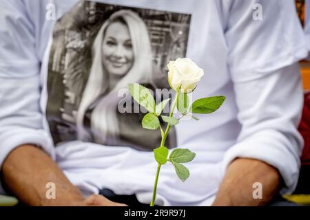 LA HAYE - 28/06/2023, parties intéressées lors d'une marche silencieuse pour l'employé de supermarché qui a été poignardé à mort. Jamel L., 56 ans, a été arrêté à l'extérieur du magasin. Le suspect a une longue histoire criminelle aux pays-Bas, en Angleterre et à Curaçao. En 2018, il a été condamné à TBS à Curaçao, mais les pays-Bas ont refusé d'adopter cette mesure. ANP ROBIN UTRECHT pays-bas - belgique sortie Banque D'Images