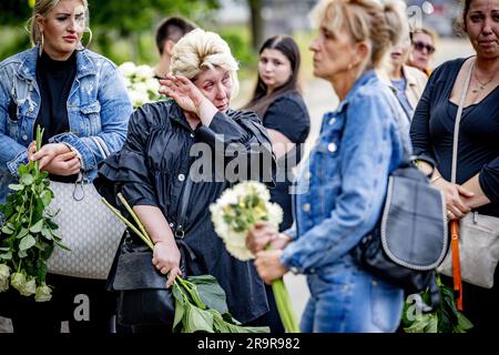 LA HAYE - 28/06/2023, parties intéressées lors d'une marche silencieuse pour l'employé de supermarché qui a été poignardé à mort. Jamel L., 56 ans, a été arrêté à l'extérieur du magasin. Le suspect a une longue histoire criminelle aux pays-Bas, en Angleterre et à Curaçao. En 2018, il a été condamné à TBS à Curaçao, mais les pays-Bas ont refusé d'adopter cette mesure. ANP ROBIN UTRECHT pays-bas - belgique sortie Banque D'Images