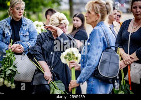 LA HAYE - 28/06/2023, parties intéressées lors d'une marche silencieuse pour l'employé de supermarché qui a été poignardé à mort. Jamel L., 56 ans, a été arrêté à l'extérieur du magasin. Le suspect a une longue histoire criminelle aux pays-Bas, en Angleterre et à Curaçao. En 2018, il a été condamné à TBS à Curaçao, mais les pays-Bas ont refusé d'adopter cette mesure. ANP ROBIN UTRECHT pays-bas - belgique sortie Banque D'Images