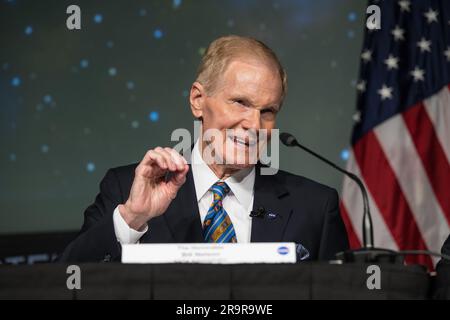 Signature de l'Accord spatial des États-Unis et du Japon. L'administrateur de la NASA, Bill Nelson, prononce des remarques devant les États-Unis Antony Blinken, secrétaire d’État, et Hayashi Yoshimasa, ministre des Affaires étrangères du Japon, signent un accord qui s’appuie sur une longue tradition de collaboration dans l’exploration spatiale entre les États-Unis et le Japon, le vendredi 13 janvier 2023, au siège social de la NASA Mary W. Jackson à Washington. « L'Accord-cadre entre le Gouvernement japonais et le Gouvernement des États-Unis d'Amérique pour la coopération en matière d'exploration et d'utilisation de l'espace extra-atmosphérique, y compris la Lune et les autres Cel Banque D'Images