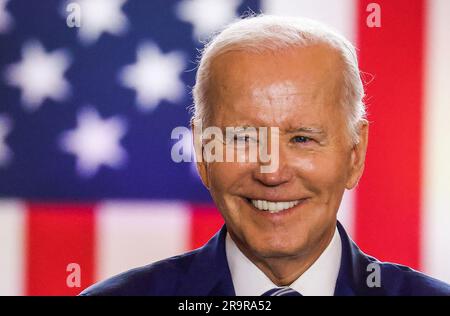 Chicago, États-Unis. 28th juin 2023. LE président AMÉRICAIN Joe Biden sourit lorsqu'il arrive à prendre la parole à l'ancien bureau de poste de Chicago, Illinois, mercredi, à 28 juin 2023. Biden a parlé de son plan économique, intitulé « Bidenomics », pour la croissance et le renforcement de l'économie américaine. Photo de Tannen Maury/UPI crédit: UPI/Alay Live News Banque D'Images