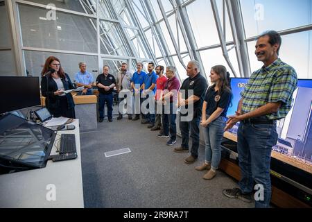 Artemis I lancement de la cérémonie de remise des prix du Directeur et de la plaque. Charlie Blackwell-Thompson, directeur du lancement d'Artemis (à gauche), a reconnu et honoré les membres de l'équipe d'Artemis lors de la cérémonie inaugurale des Prix du directeur du lancement d'Artemis, qui a eu lieu à 23 mars 2023, dans la salle de tir 1 du Centre de contrôle du lancement de Rocco A. Petrone, au Kennedy Space Center de la NASA, en Floride. Parmi les lauréats, on compte des membres de l’équipe de transporteurs sur chenilles, qui, à l’aide de Crawler-transporter 2, transportaient le lanceur mobile de l’agence avec la fusée Space Launch System et l’engin spatial Orion à 4,2 milles de l’édifice d’assemblage de véhicules jusqu’au lancement P. Banque D'Images