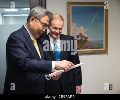 L'administrateur de la NASA Bill Nelson a montré au ministre des Affaires étrangères de la République de Corée, Jin Park, une maquette du lanceur spatial coréen-II le 2 février 2023, au siège de la NASA Mary W. Jackson à Washington DC. Banque D'Images