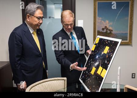 L'administrateur de la NASA Bill Nelson a montré au ministre des Affaires étrangères de la République de Corée, Jin Park, une image du télescope spatial James Webb le 2 février 2023, au siège de la NASA Mary W. Jackson à Washington DC. Banque D'Images