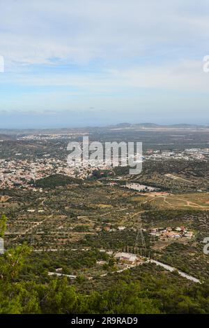 Athènes panorama urbain nuageux depuis le mont Hymettus. Grèce. Banque D'Images