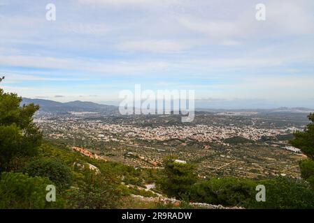 Athènes panorama urbain nuageux depuis le mont Hymettus. Grèce. Banque D'Images