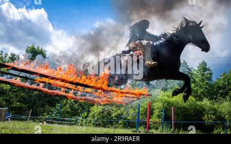 Neu Damerow, Allemagne. 27th juin 2023. Le 'professionnel indien' Wolfgang Kring, 72 ans, saute avec son cheval sur un obstacle brûlant lors de l'entraînement pour le spectacle Apache live de 30th. Sur la scène naturelle du Mecklembourg Lake District, la pièce en cours célèbre sa première le dernier week-end de juillet. Un total de six représentations avec environ 30 acteurs amateurs sont prévues sur un total de trois week-ends. L'histoire de fiction se trouve à l'époque du début de la guerre civile aux États-Unis, au milieu du 19th siècle. Credit: Jens Büttner/dpa/Alay Live News Banque D'Images