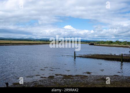 Irvine Harbour North Ayrshire Scotland lors d'une journée lumineuse avec vue sur la péninsule d'Arbiche au loin Banque D'Images