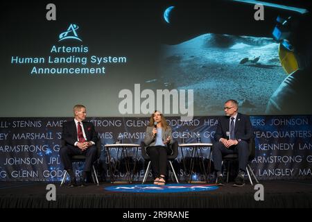 Annonce du système d'atterrissage humain Artemis. Lisa Watson-Morgan, directrice du programme du système d'atterrissage humain, commente Bill Nelson, administrateur de la NASA, à gauche, et Jim Free, administrateur associé de la NASA pour la Direction des missions de développement des systèmes d'exploration, à droite, Regardez au cours d'un événement annonçant Blue Origin comme société choisie pour développer un système durable d'atterrissage humain pour la mission Artemis V Moon, vendredi, 19 mai 2023 au siège social de la NASA Mary W. Jackson à Washington. Le système d'atterrissage humain emportera des astronautes à la surface et en provenance de Gateway en orbite lunaire Banque D'Images