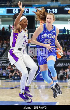 Chicago, États-Unis. 28th juin 2023. Chicago, Etats-Unis, 28 juin 2023: Morgan Bertsch (25 Chicago Sky) perd la balle pendant le match entre le ciel de Chicago et les parcs de Los Angeles le mercredi 28 juin 2023 à Wintrust Arena, Chicago, Etats-Unis. (PAS D'UTILISATION COMMERCIALE) (Shaina Benhiyoun/SPP) crédit: SPP Sport Press photo. /Alamy Live News Banque D'Images