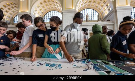 Expositions du jour de la Terre de la NASA. Les visiteurs explorent les expositions interactives de la NASA lors d'un événement du jour de la Terre, jeudi à 20 avril 2023, à la gare Union de Washington. Banque D'Images