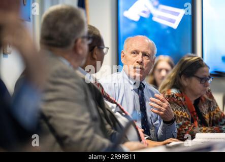 Les responsables de la NASA Ken Bowersox et Badri Younes ont rencontré le premier ministre Alan Winde et le directeur général Harry Malila du gouvernement du Cap occidental pour discuter du développement d'une antenne pour la mission Lunar exploration Ground sites (LEMS) à Matjiesfontein, en Afrique du Sud, au siège de la NASA Mary W. Jackson à Washington, D.C. le 13 juin 2023. Banque D'Images