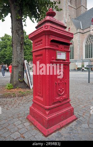 Vieille boîte aux lettres rouge à Bruges, Flandre, Belgique Banque D'Images