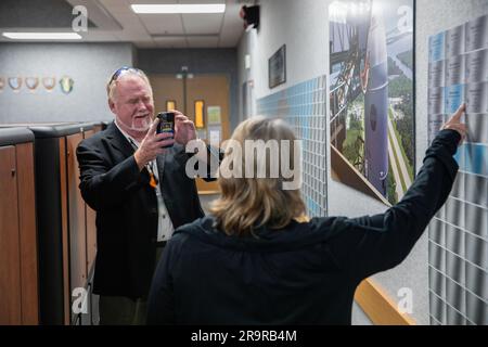 Artemis I lancement de la cérémonie de remise des prix du Directeur et de la plaque. Les membres de l'équipe d'Artemis se réunissent autour de la salle de tir 1 du centre de contrôle du lancement du Kennedy Space Center de la NASA en Floride, à 24 mars 2023, pour les premiers Prix du directeur du lancement d'Artemis. Première d’une série de missions de plus en plus complexes, Artemis I a lancé avec succès à partir du Launch Pad 39B de Kennedy à 1 h 47 Est le 16 novembre 2022. Banque D'Images