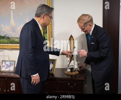 L'administrateur de la NASA Bill Nelson a montré le ministre des Affaires étrangères de la République de Corée Jin Park où il était assis sur la navette spatiale Columbia pendant STS-61-C le 2 février 2023, au siège de la NASA Mary W. Jackson à Washington DC. Banque D'Images