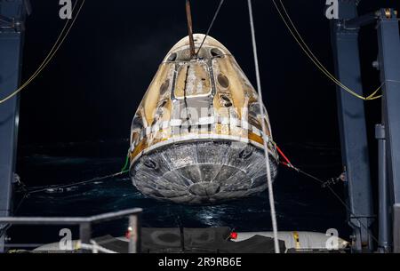 SpaceX Crew-5 de la NASA. Les équipes de soutien élèvent le vaisseau spatial SpaceX Dragon Endurance sur le navire de récupération SpaceX Shannon peu après son atterrissage avec les astronautes de la NASA Nicole Mann et Josh Cassada, astronaute de l'Agence japonaise d'exploration aérospatiale (JAXA) Koichi Wakata, Et le coscosmos cosmonaute Anna Kikina à bord dans le golfe du Mexique au large de la côte de Tampa, Floride, samedi, 11 mars 2023. Mann, Cassada, Wakata et Kikina reviennent après 157 jours dans l'espace dans le cadre de l'expédition 68 à bord de la Station spatiale internationale. Banque D'Images