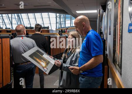 Artemis I lancement de la cérémonie de remise des prix du Directeur et de la plaque. Les membres de l'équipe d'Artemis se réunissent autour de la salle de tir 1 du centre de contrôle du lancement du Kennedy Space Center de la NASA en Floride, à 24 mars 2023, pour les premiers Prix du directeur du lancement d'Artemis. Première d’une série de missions de plus en plus complexes, Artemis I a lancé avec succès à partir du Launch Pad 39B de Kennedy à 1 h 47 Est le 16 novembre 2022. Banque D'Images