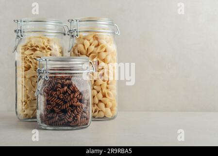 Trois différents types de pâtes dans des pots en verre. Concept de stockage des déchets zéro. Banque D'Images