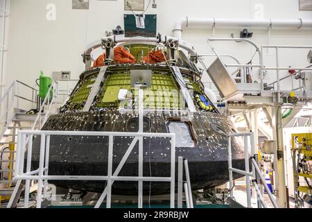 Artemis I Orion Retour et désentretien. La capsule Artemis I Orion de la NASA est fixée sur une plate-forme à l’intérieur du MPPF (Multi-Payload Processing Facility) au Kennedy Space Center en Floride le 6 janvier 2023. Orion éclaboussé dans l'océan Pacifique à 12:40 Est le 11 décembre 2022. L'espacecrafta été fixé à l'intérieur du pont de puits de l'USS Portland pour le voyage aux États-Unis Base navale de Sand Diego, arrivée le 13 décembre 2022. Orion a été déchargé et transporté de nouveau à Kennedy pour mériter à l'intérieur du MPPF. Orion a lancé la fusée Space Launch System le 16 novembre 2022 à 1 h 47 Est de Kennedy Banque D'Images