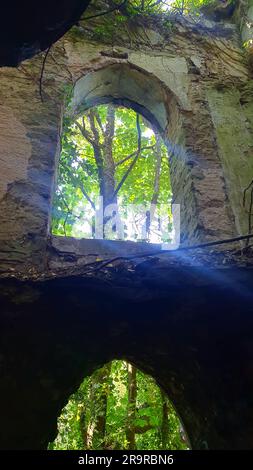 La grotte ruinait l'abbaye de talacre du pays de galles royaume-uni Banque D'Images