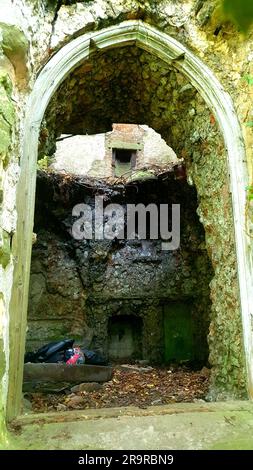 La grotte ruinait l'abbaye de talacre du pays de galles royaume-uni Banque D'Images