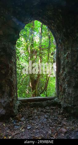 La grotte ruinait l'abbaye de talacre du pays de galles royaume-uni Banque D'Images